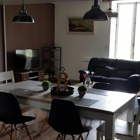 2 Du Château De Feschaux Hébergement de vacances Villeneuve-sous-Pymont